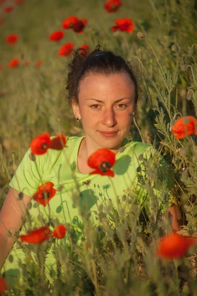 Young beautiful woman on cereal field in summer — Stock Photo, Image