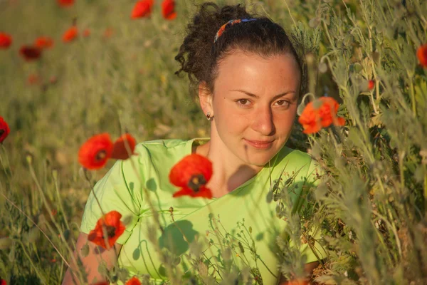 Young beautiful woman on cereal field in summer — Stock Photo, Image