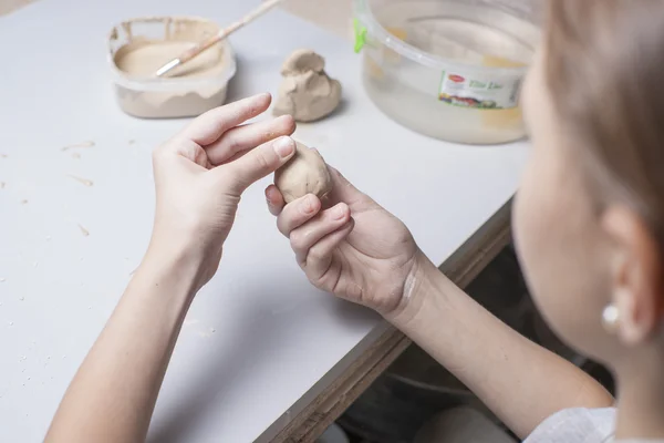 Girl make toyfrom clay — Stock Photo, Image