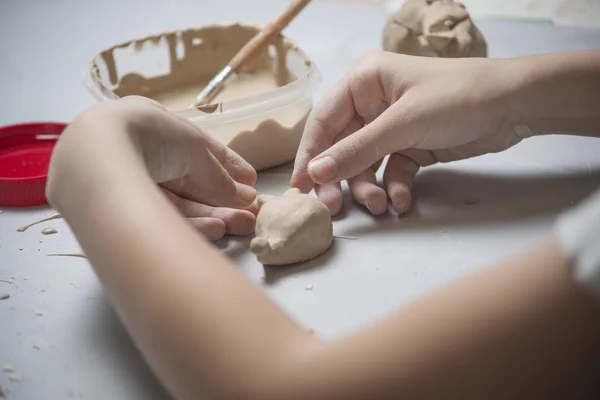 Meisje maken toyfrom klei — Stockfoto