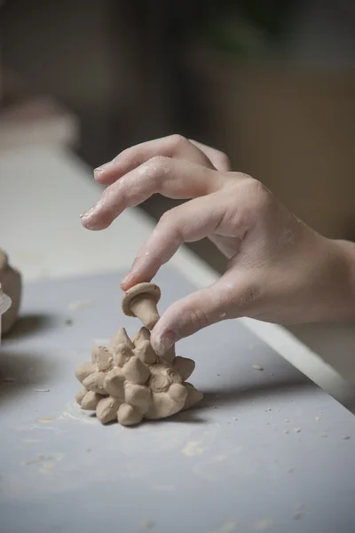 Девушка делает игрушки из глины — стоковое фото
