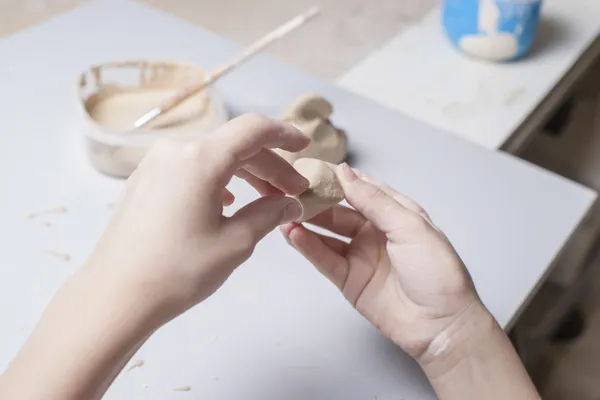 Дівчина робить іграшку з глини — стокове фото