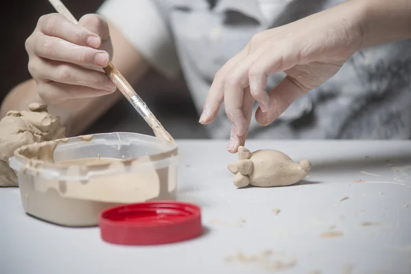 Girl make toyfrom clay — Stock Photo, Image