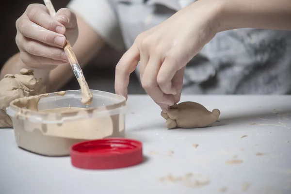 Meisje maken toyfrom klei — Stockfoto