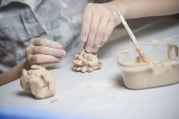 Girl make toyfrom clay — Stock Photo, Image