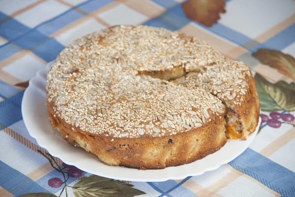 Абрикосовий пиріг на тарілці — стокове фото