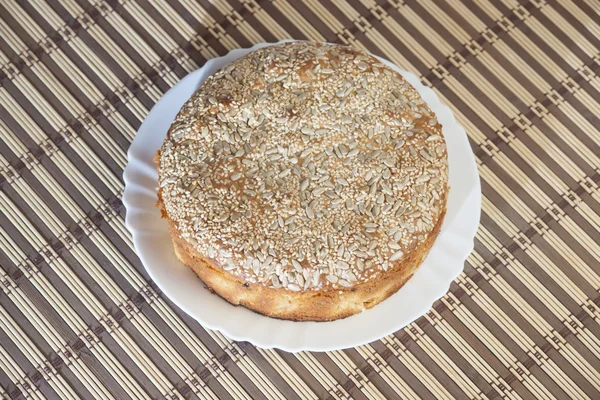 Абрикосовий пиріг на тарілці — стокове фото