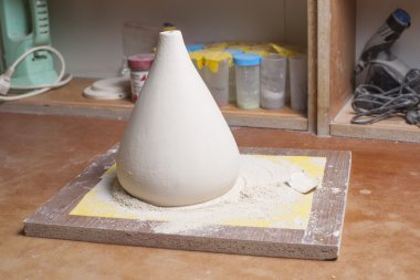 Kız çamurdan oyuncak yapmak