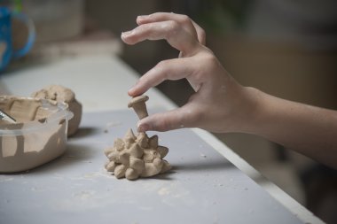 Kız çamurdan oyuncak yapmak