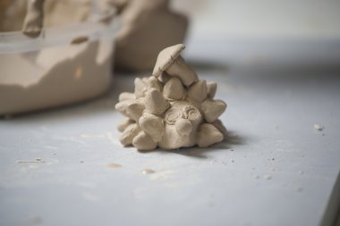 Kız çamurdan oyuncak yapmak.