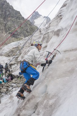 buza tırmanmaya kız