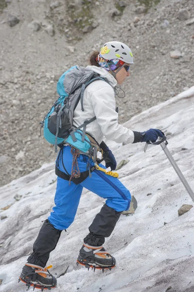 Girl climb up on the ice — Stock Photo, Image