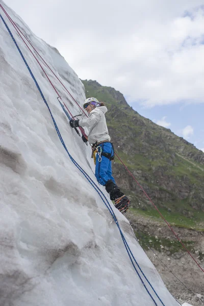 Girl climb up on the ice — Stock Photo, Image