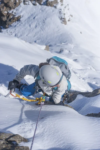 Chica torpe en el hielo — Foto de Stock