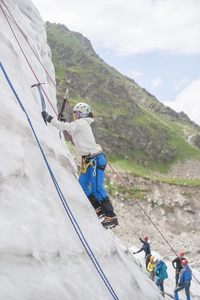 Chica torpe en el hielo — Foto de Stock