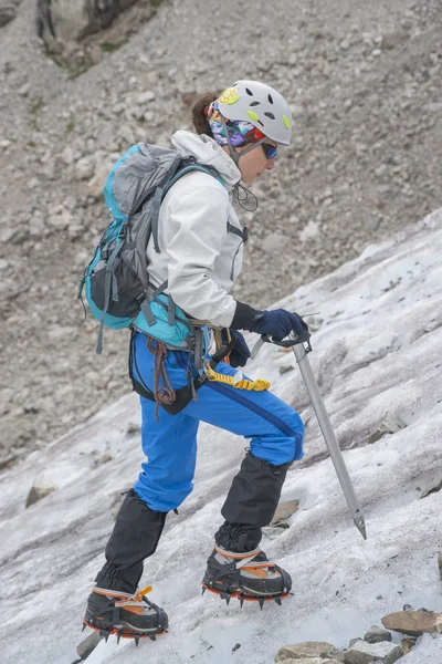 Mädchen plumpst auf das Eis — Stockfoto