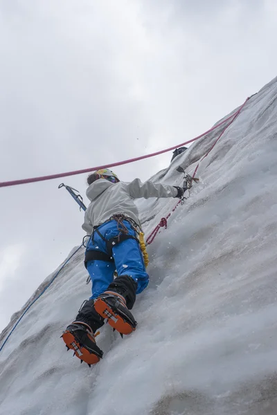 Chica torpe en el hielo —  Fotos de Stock