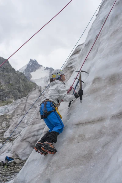 Tjej klättra upp på isen — Stockfoto