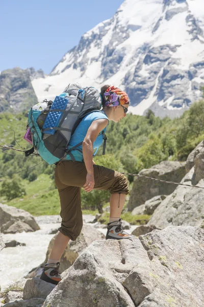 Молодая женщина, совершающая поход в горы — стоковое фото