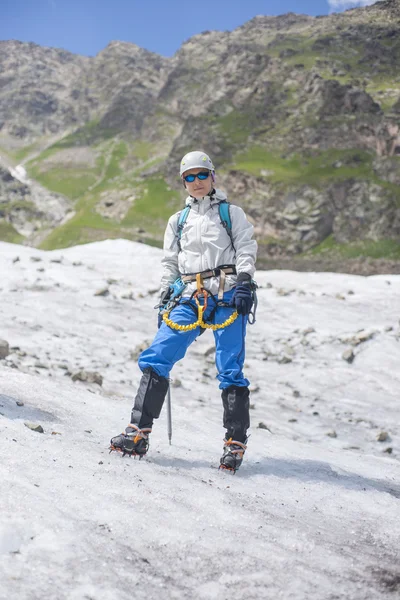 Flicka vistelse på isen — Stockfoto