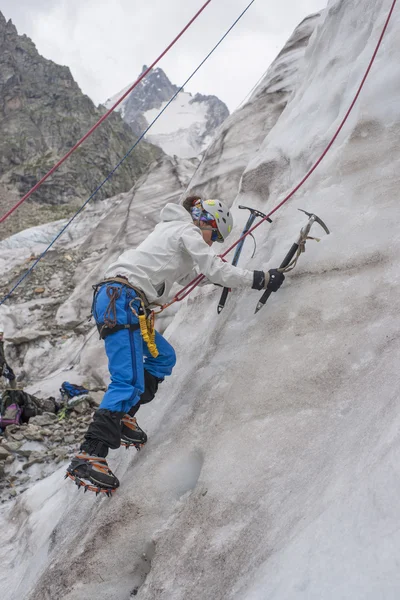 Girl climb up on the ice — Stock Photo, Image