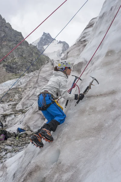 Girl climb up on the ice — Stock Photo, Image