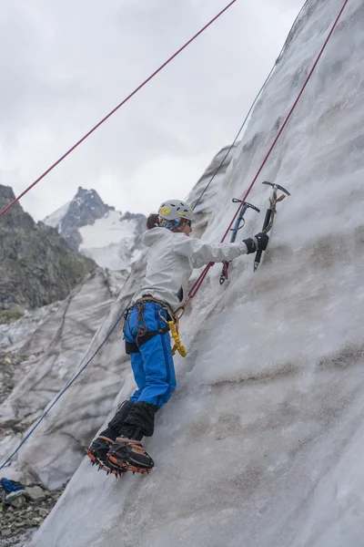 Tjej klättra upp på isen — Stockfoto