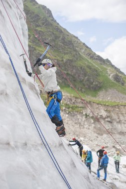 buza tırmanmaya kız