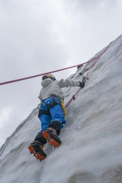 Meisje op het ijs klim — Stockfoto