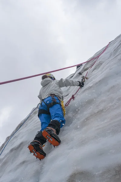 Girl climb up on the ice — Stock Photo, Image