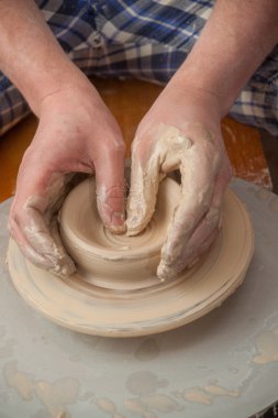 Bir çömlekçinin elleri