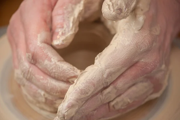 Handen van een pottenbakker — Stockfoto