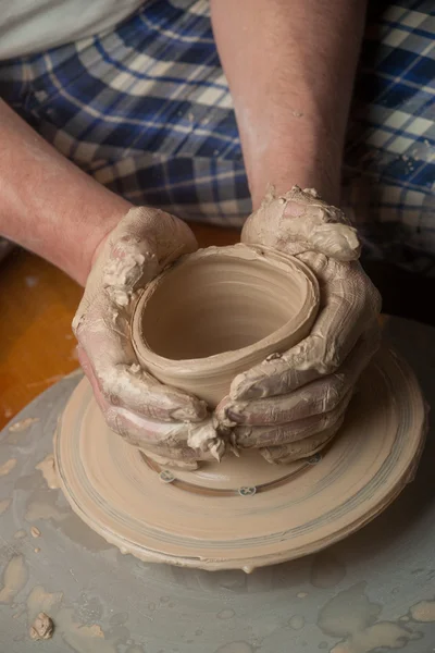 Bir çömlekçinin elleri — Stok fotoğraf