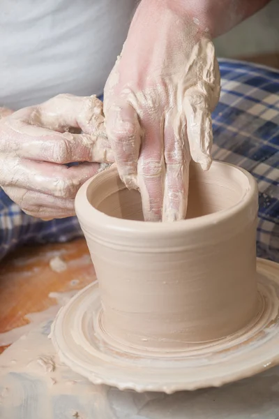 Handen van een pottenbakker — Stockfoto