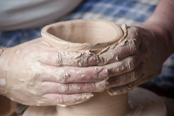 Manos de un alfarero — Foto de Stock