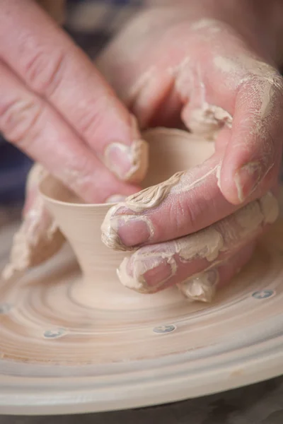 Handen van een pottenbakker — Stockfoto