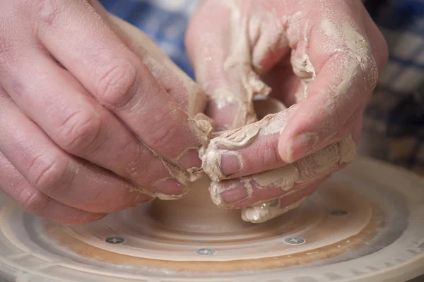 Handen van een pottenbakker — Stockfoto