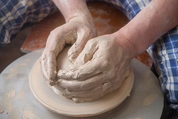 Hands of a potter — Stock Photo, Image