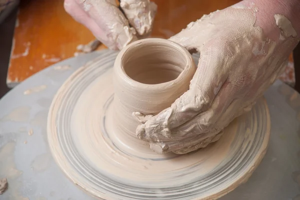 Handen van een pottenbakker — Stockfoto