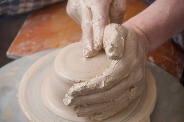 Hands of a potter — Stock Photo, Image