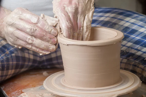 Handen van een pottenbakker — Stockfoto