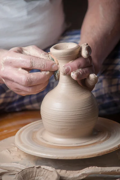 Handen van een pottenbakker — Stockfoto