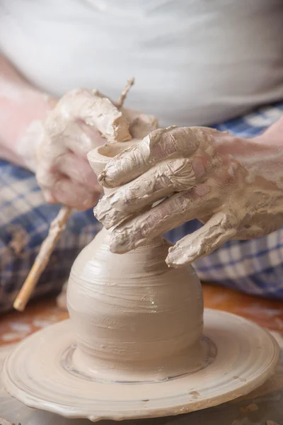 Handen van een pottenbakker — Stockfoto