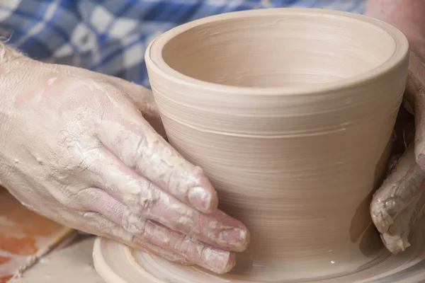 Handen van een pottenbakker — Stockfoto