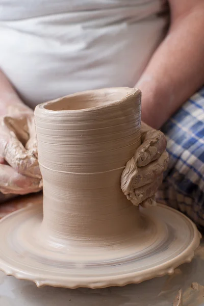 Handen van een pottenbakker — Stockfoto