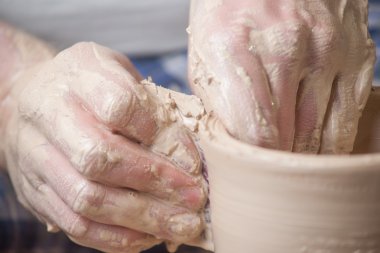 Bir çömlekçinin elleri