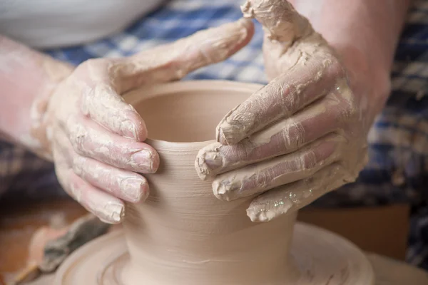 Handen van een pottenbakker — Stockfoto