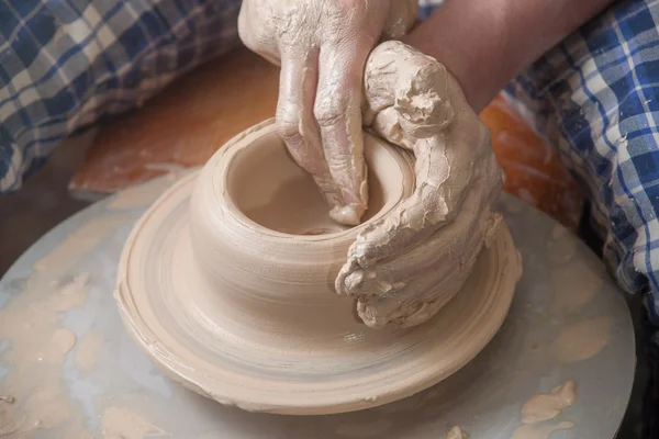 Bir çömlekçinin elleri — Stok fotoğraf