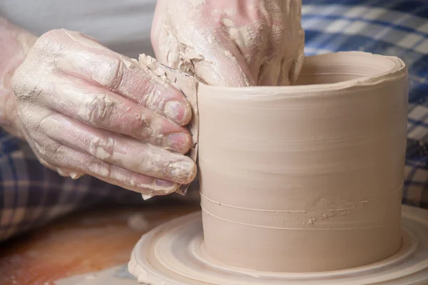 Handen van een pottenbakker — Stockfoto