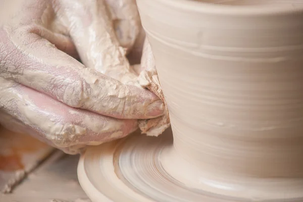 Handen van een pottenbakker — Stockfoto